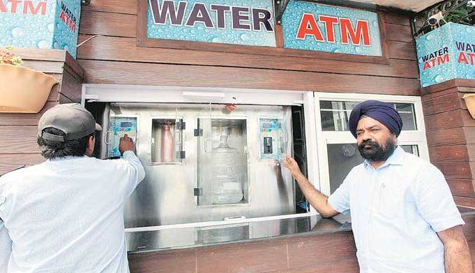 एटीएम से एक लीटर पानी निकालने के लिए पांच रुपये की कीमत चुकानी होगी. इसके लिए यात्री भीम एप या पेटीएम के जरिए भुगतान कर सकते हैं. (तस्वीर: गूगल फ्री इमेज)