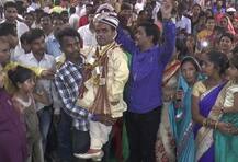 अनोखी शादीः विवाह बंधन में बंधे 34 इंच का दूल्‍हा और 33 इंच की दुल्‍हन, सेल्‍फी लेने की मची होड़