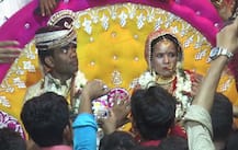 अनोखी शादीः विवाह बंधन में बंधे 34 इंच का दूल्‍हा और 33 इंच की दुल्‍हन, सेल्‍फी लेने की मची होड़