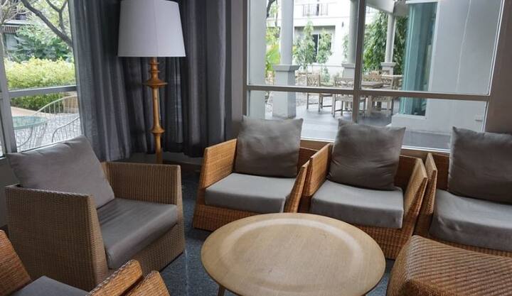 सराफ फर्नीचर के सीईओ और संस्थापक रघुनंदन सराफ, बोनिटो डिजाइन के सीईओ और संस्थापक समीर ए.एम ने फर्नीचर को बरसात के मौसम में सुरक्षित रखने के लिए कुछ सुझाव दिए हैं. (तस्वीर: गूगल फ्री इमेज)