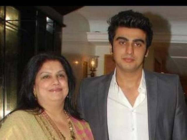 अर्जुन अपनी मां मोना कपूर के बेहद नजदीक थे. उन्होंने अपने हाथ पर 'मां' का टैटू भी बनाया हुआ है. बता दें कि मोना अर्जुन की डेब्यू फिल्म 'इश्कजादे' नहीं देख पाई थी. फिल्म की रिलीज से पहले ही उनका निधन हो गया था. 