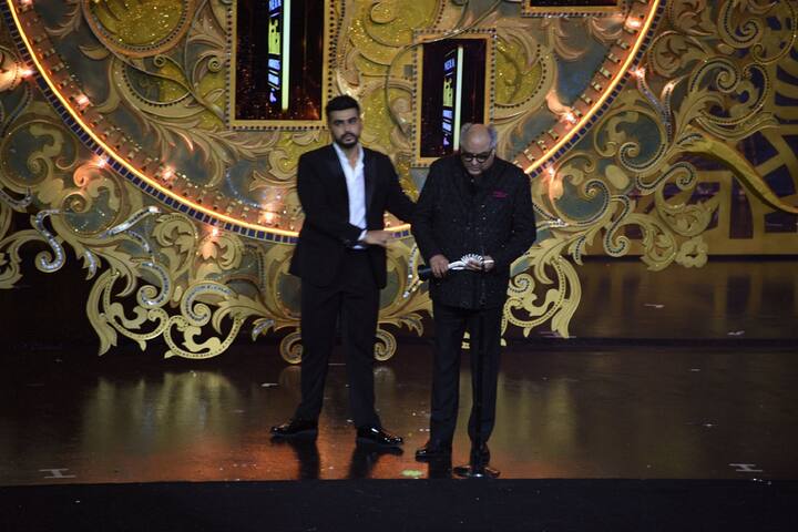 फिल्म मेकर बोनी कपूर के बेटे अर्जुन की बॉन्डिंग उनके पापा के साथ भी बेहद खूबसूरत है. हर अच्छे बुरे वक्त में वो बोनी कपूर के कंधे से कंधा मिलाकर खड़े रहते हैं. इसका हालिया उदाहरण आइफा 2018 में देखने को मिला. श्रीदेवी का अवॉर्ड लेने स्टेज पर पहुंते बोनी कपूर काफी इमोशनल हो गए ऐसे में अर्जुन कपूर भी काफी भावुक नजर आए और बखूबी अपने पिता को उन्होंने संभाला. 