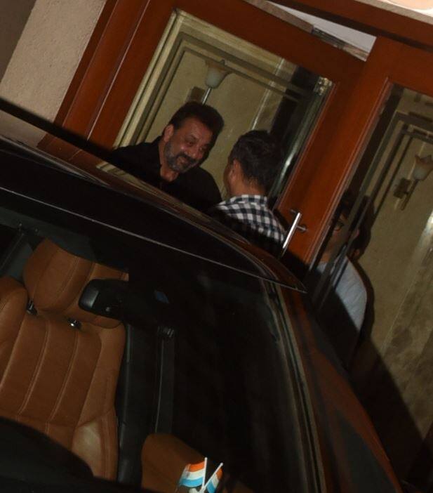 फिल्म में संजय को ऊंची इमारतों से पूरे शहर का नज़ार देखते हुए तो दूसरी तरफ सड़क पर उनको भीख मांगते हुए भी दिखाया है. (तस्वीर: मानव मंगलानी) 