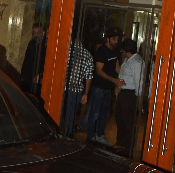  बता दें कि संजू के निर्देशक संजय दत्त के काफी अच्छे दोस्त हैं. इसी दोस्ती के कारण उन्होंने संजय के साथ कई फिल्में भी बनाई है. (तस्वीर: मानव मंगलानी)    