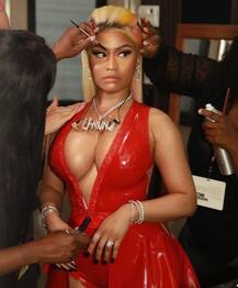 बिना अंडरपैंट के पहुंची लाइव परफॉर्मेंस देने, हो गई ऊप्स! मोमेंट का शिकार