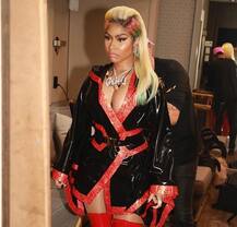 बिना अंडरपैंट के पहुंची लाइव परफॉर्मेंस देने, हो गई ऊप्स! मोमेंट का शिकार