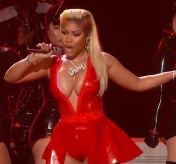 इस दौरान उन्होंने फ्लोर पर लेटकर भी गाया.  फोटोः इंस्टाग्राम