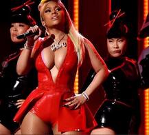 बिना अंडरपैंट के पहुंची लाइव परफॉर्मेंस देने, हो गई ऊप्स! मोमेंट का शिकार