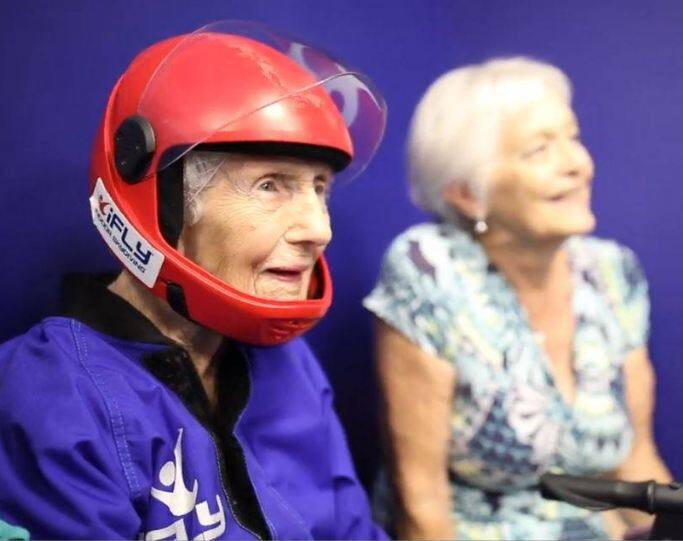 स्काई डाइव का आइडिया भी उन्हीं का ही था. उन्होंने 177 किलोमीटर प्रति घंटा की रफ्तार में इस स्काई डाइविंग का मजा लिया और इस दौरान उनके चेहरे पर स्माइल नहीं हटी. फोटोः फेसबुक