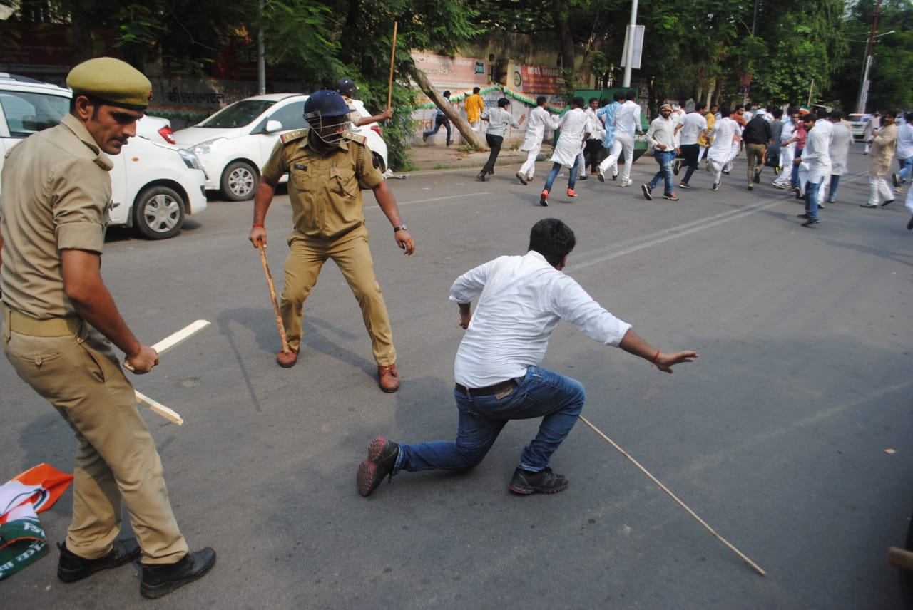 भारत बचाने' निकले कांग्रेस कार्यकर्ताओं पर पुलिस ने किया लाठीचार्ज, कई हुए घायल