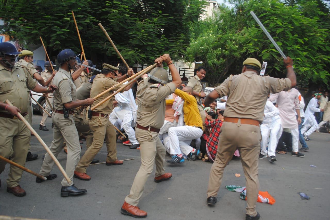 भारत बचाने' निकले कांग्रेस कार्यकर्ताओं पर पुलिस ने किया लाठीचार्ज, कई हुए घायल