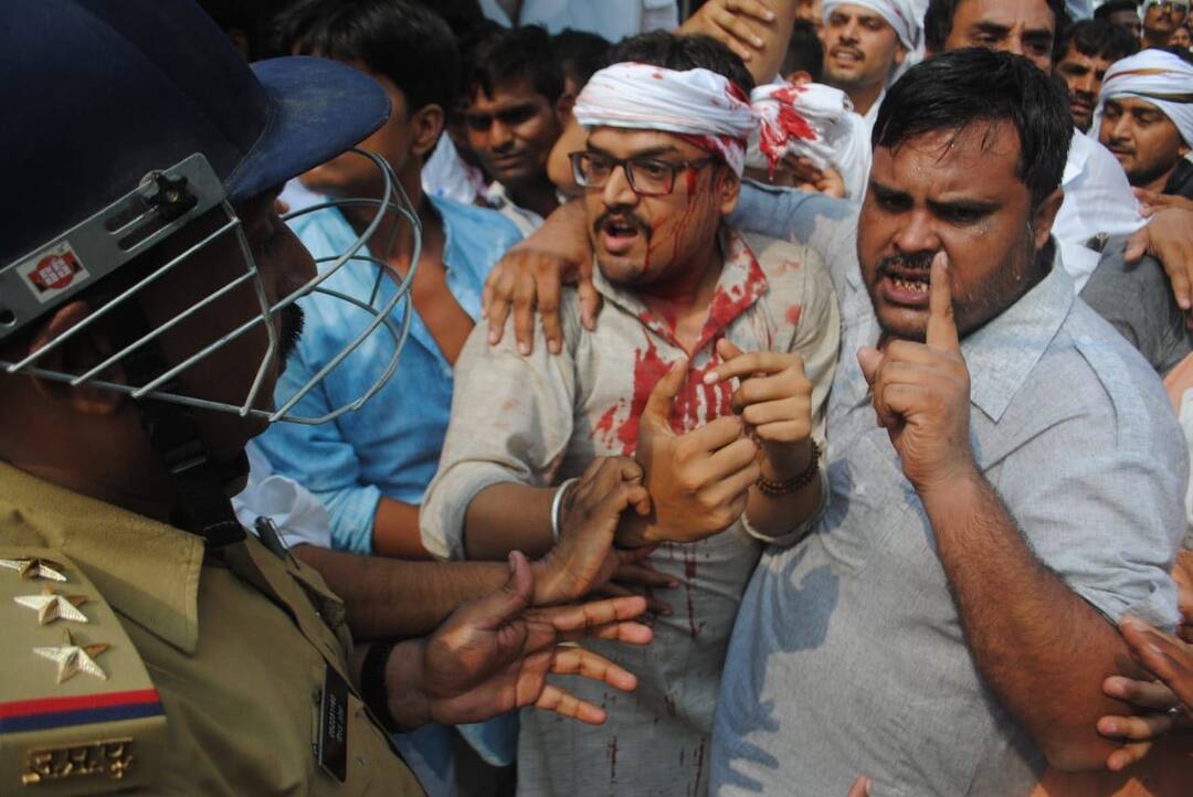 police lathicharge on congress workers in lucknow 'भारत बचाने' निकले कांग्रेस कार्यकर्ताओं पर पुलिस ने किया लाठीचार्ज, कई हुए घायल