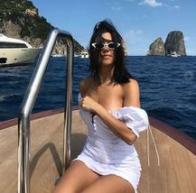 एक बार फिर खिसकते कपड़ों में तस्वींरें खिंचवाकर सोशल मीडिया पर इस हसीना ने मचाई सनसनी