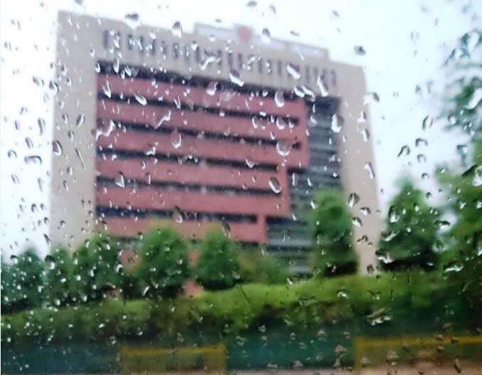 rain in delhi-ncr चिलचिलाती गर्मी के बाद सुहाना हुआ दिल्ली का मौसम, सुबह से हो रही है हल्की बारिश