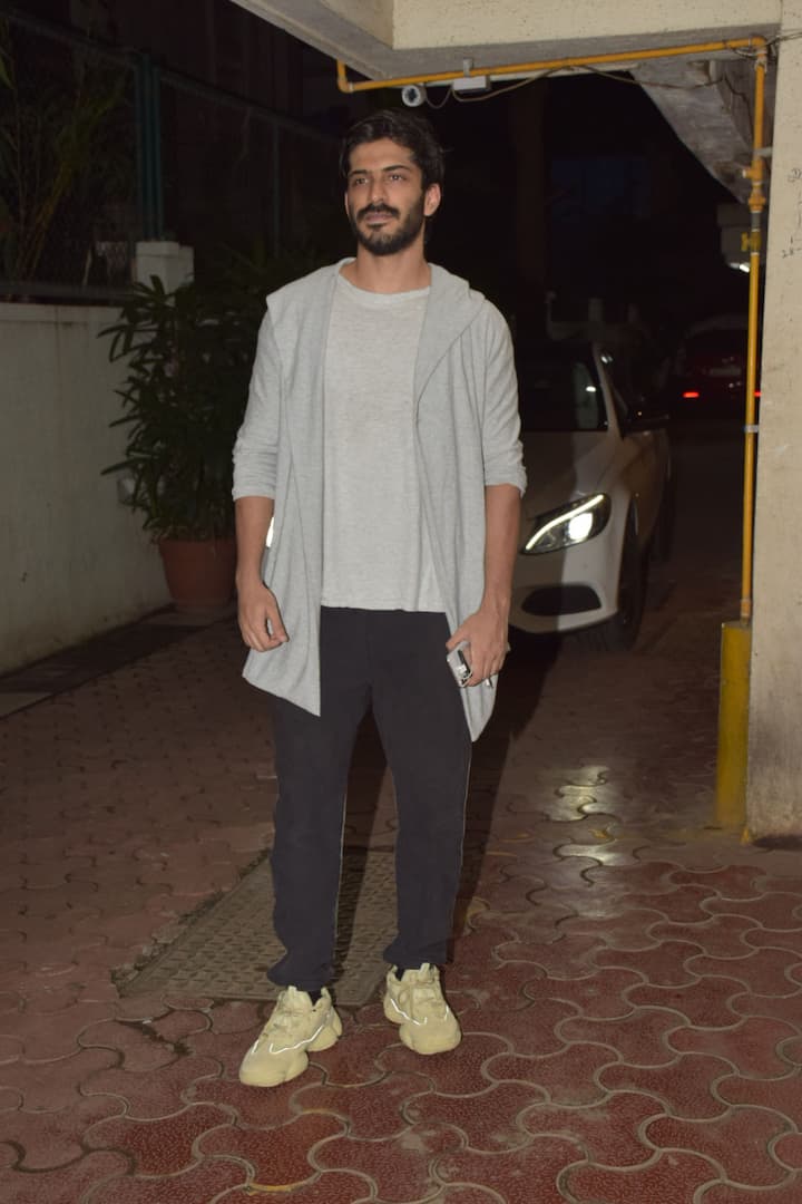 यहां हर्षवर्धन कपूर भी पहुंचे. सोनम नहीं नज़र आईं क्योंकि इन दिनों वो करीना और कपूर परिवार संग लंदन में हैं.