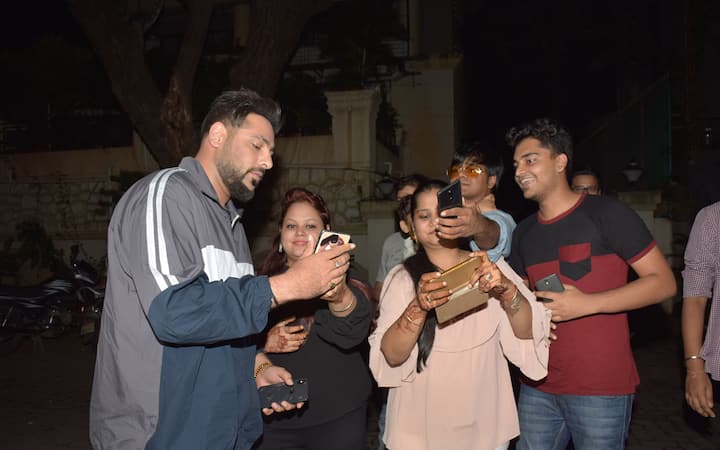 रैपर बादशाह भी इस पार्टी में पहुंचे. उन्होंंने अर्जुन कपूर के घर के बाहर मौजूद फैंस के साथ तस्वीरें भी क्लिक कराईं.