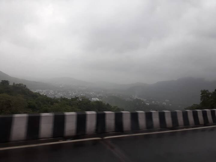 ये तस्‍वीर उस समय की है जब आप बस में ट्रैवल करते हुए पुणे से मुंबई की ओर जाते हैं. फोटोः सोशल मीडिया