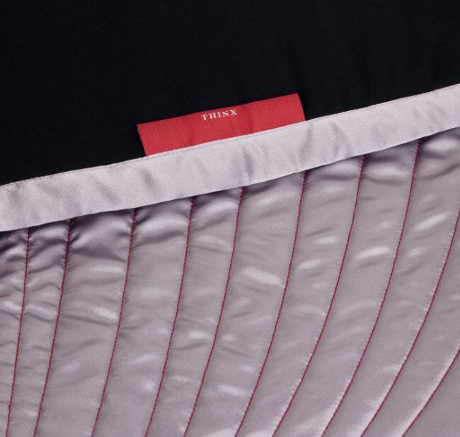 ये साटिन का ब्लैंकेट हैं. इसका नाम पीरियड सेक्स ब्लैंकेट रखा गया है. ये कंबल हर तरह के लिक्विड, फ्लूड, ब्लड, सीमन और लुब्रिकेंट को एब्जॉर्व करने की क्षमता रखता है. फोटोः शीथीनिक्स