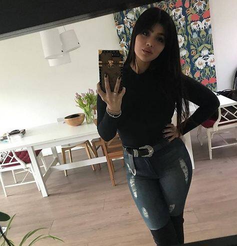 आएगा के अपने एकाउंट पर अलग-अलग लुक में काफी खूबसूरत तस्वीरें पोस्ट की हैं जिसे देखकर आपको लगेगा आएगा फिर से फिल्मों में आ जाएं. फोटोः इंस्टाग्राम