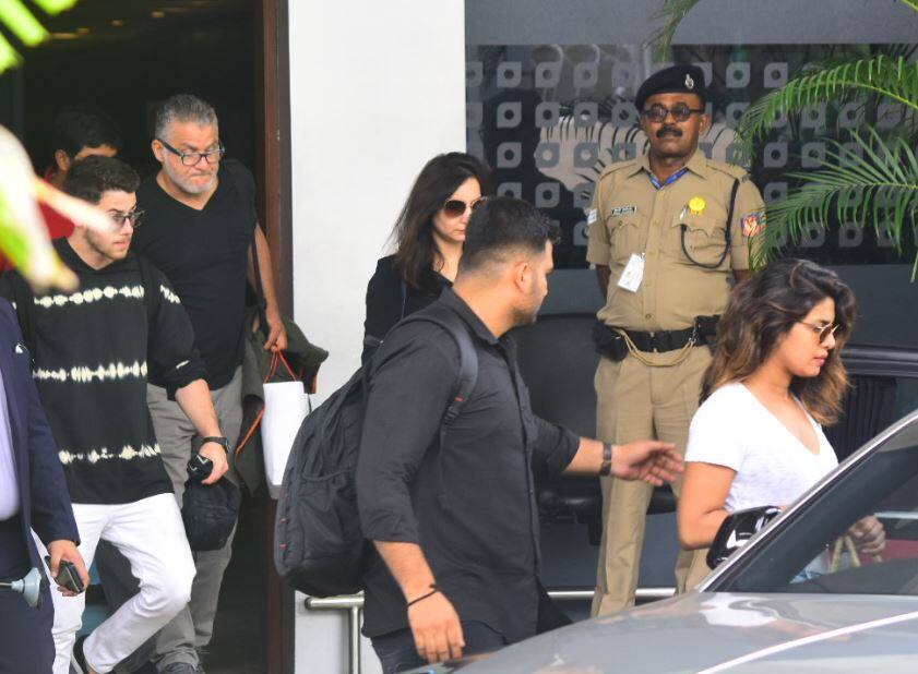 क्या प्रियंका ने लगा दी है निक संग अपने रिश्ते पर मुहर? काफी कुछ कहती है ये तस्वीर