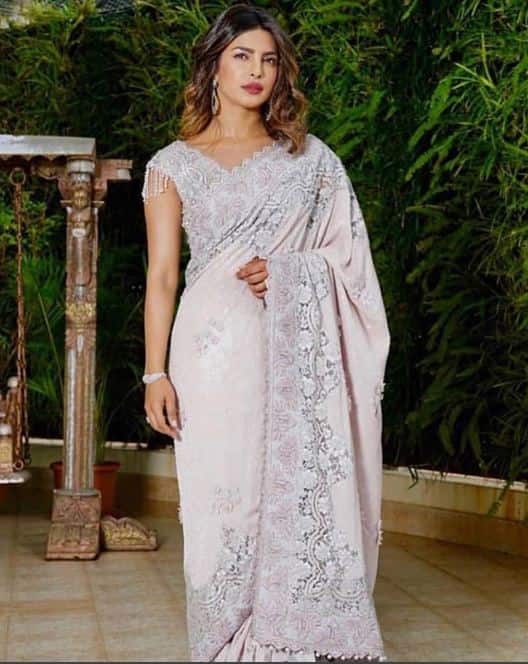 प्रियंका इस दौरान देसी लुक में नजर आईं. निक के साथ ये पहली बार है जब प्रियंका चोपड़ा साड़ी में दिखाई दी हैं. (तस्वीर: सोशल मीडिया)