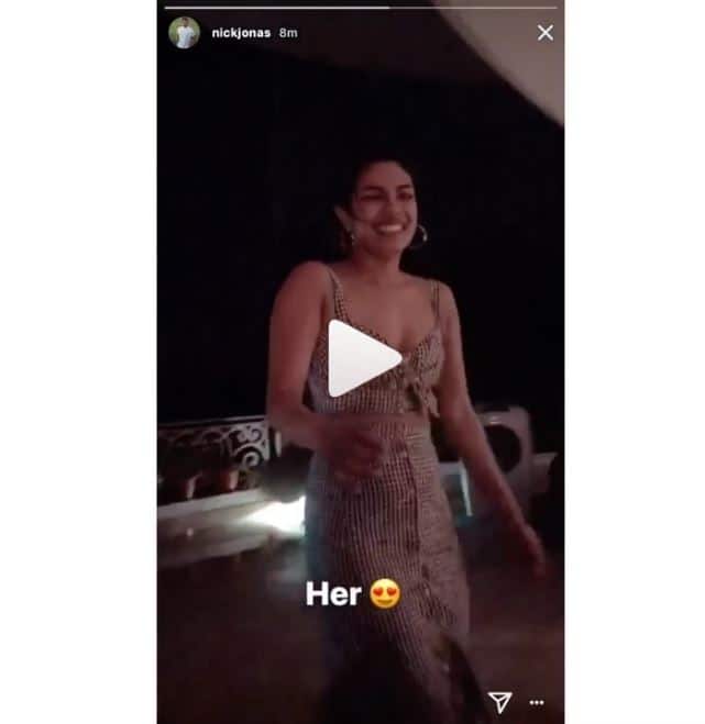 इससे पहले निक भी मुंबई में डिनर डेट के बाद प्रियंका की इस वीडियो अपने इंस्टा स्टोरी में शेयर कर चुके हैं. उन्होंने भी इस वीडियो में प्रियंका के लिए लव का इमोजी बनाया था. (तस्वीर: सोशल मीडिया)