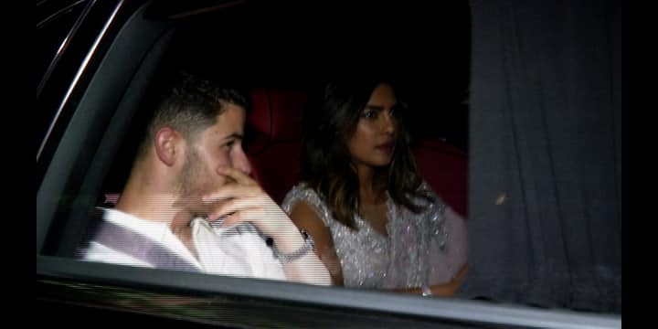 प्रियंका और निक ये लेटेस्ट तस्वीरें हैं देश से सबसे बड़े बिजनेसमैन मुकेश अंबानी के बड़े बेटे आकाश अंबानी और श्लोका की मेहंदी की रस्म के दौरान की. (तस्वीर: मानव मंगलानी)