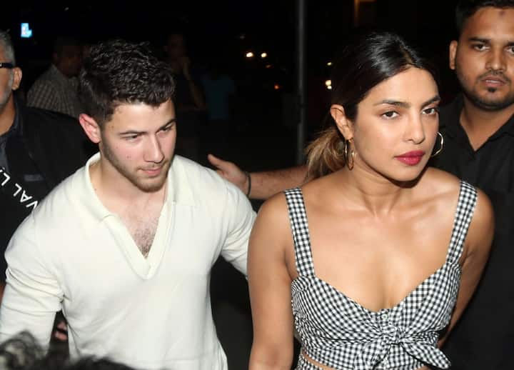 इस दौरान प्रियंका और निक की काफी हॉट केमिस्ट्री देखने को मिली थी. (Photo: Fotocorp)