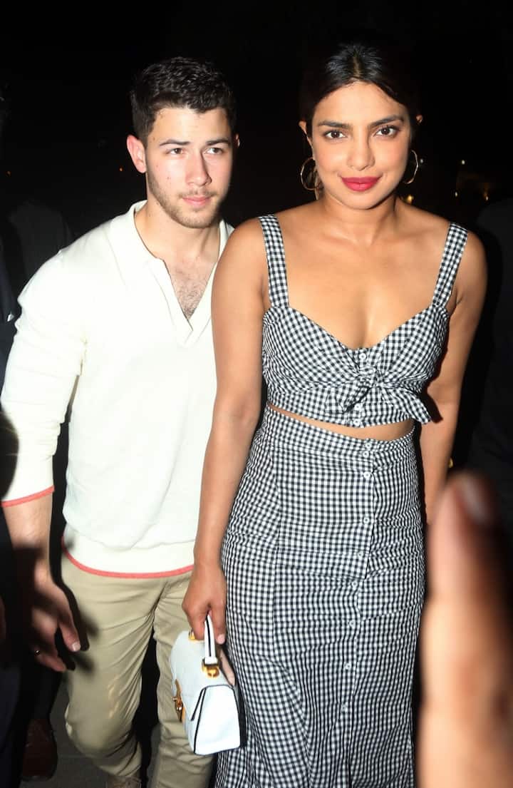 तस्वीरों में साफ है कि प्रियंका जब भी निक के साथ होती हैं उनके चेहरे की खुशी देखने लायक होती है. (Photo: Fotocorp)