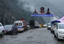 अमरनाथ के लिए श्रद्धालुओं का दूसरा जत्था रवाना, खराब मौसम ने पहलगाम में रोकी यात्रा