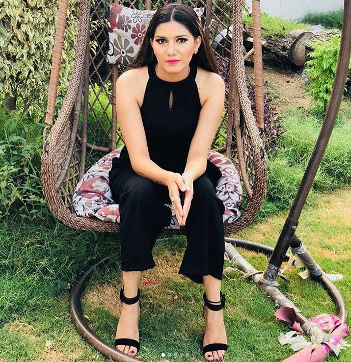  दरअसल, सपना को अक्सर ही फैंस ने शूट, साड़ी और लहंगे जैसे ट्रेडिशनल लुक में देखा है. ऐसे में अब उनका वेस्टर्न लुक सोशल मीडिया पर काफी वायरल हो रहा है.