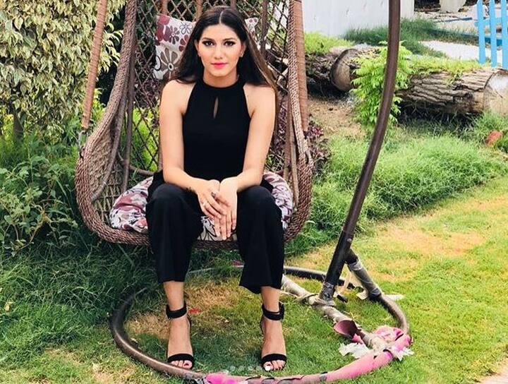  'सोनू के टीटू की स्वीटी की शादी' में आइटम सॉन्ग पर डांस कर जहां सपना सने सभी को हैरान कर दिया था. वहीं पहली बार सिल्वर स्क्रीन पर अपनी मौजूदगी भी दर्ज करा दी है. 