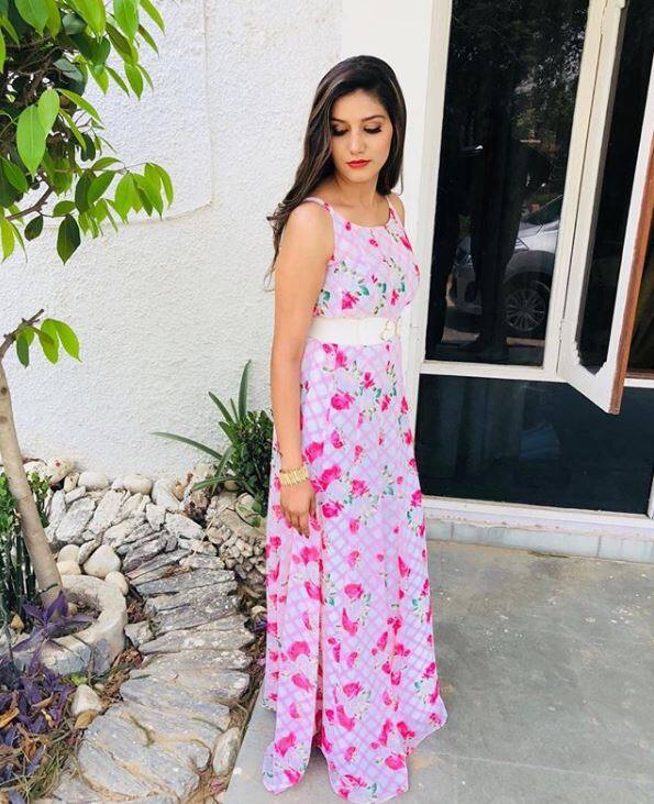  सपना चौधरी अपने फिटनेस पर पहले से ज्यादा ध्यान दे रही हैं. सपना ने अपना वजन कम कर लिया है. सपना चौधरी के फैन पहले हरियाणा से ज्यादा थे लेकिन बिग बॉस 11 के सीजन के बाद से इनकी फैन फॉलोइंग पूरे देश में बढ़ गई है. 