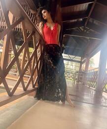 ट्रांसपेरेंट ड्रेस और स्विमसूट में जलवे बिखेर रही हैं टीवी अभिनेत्री मौनी रॉय