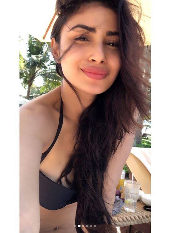 गौरतलब है कि बीते दिनों में मौनी ने काफी फेम हासिल किया है. वह सीरियल के साथ-साथ सोशल साइट्स पर भी काफी एक्टिव रहती हैं.