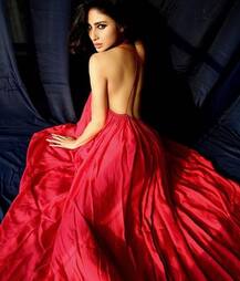 ट्रांसपेरेंट ड्रेस और स्विमसूट में जलवे बिखेर रही हैं टीवी अभिनेत्री मौनी रॉय