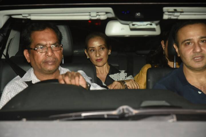 अभिनेत्री मनीषा कोइराला भी अपने कई सारे दोस्तों के साथ इस फिल्म की स्पेशल स्क्रीनिंग में शामिल हुईं. (तस्वीर: मानव मंगलानी)