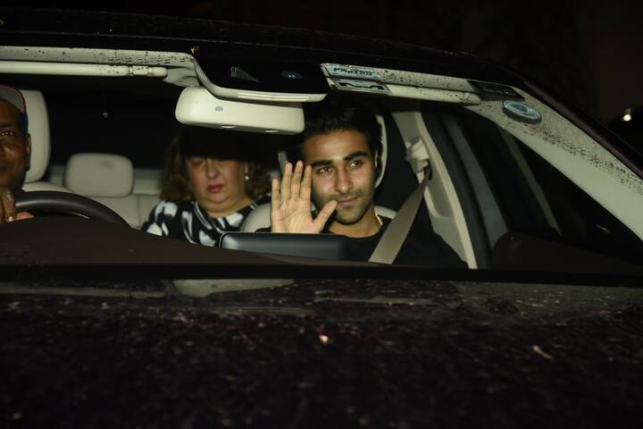 रणवीर कपूर की बुआ और उनके कजिन आदर जैन भी फिल्म देखने पहुंचे. (तस्वीर: मानव मंगलानी)