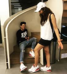 IN Pics: \'डीजे वाले बाबू\' सिंगर  प्रियांक शर्मा के साथ एंजॉय करती दिखीं