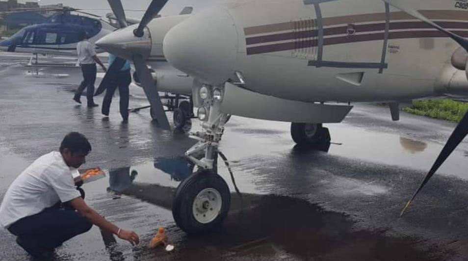 मुंबई: चार्टर्ड प्लेन क्रैश में 5 की मौत, उड़ान से पहले हुई थी पूजा, एक क्लिक में पढ़ें पूरा अपडेट