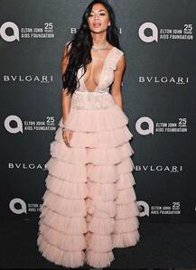 सिंगर निकोल साथी सिंगर एलटन जॉन के फाउंडेशन की 25वीं सालगिरह पर पहुंची, देखें तस्वीरें