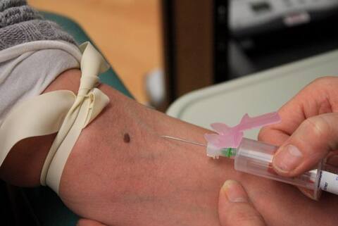 डॉक्टर्स ने HIV का टेस्ट किया कैंसल, तीन साल बाद भरना पड़ रहा है 127 करोड़ का जुर्माना डॉक्टर्स ने HIV का टेस्ट किया कैंसल, तीन साल बाद भरना पड़ रहा है 127 करोड़ का जुर्माना