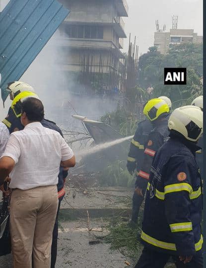 विमान की टक्कर के बाद बिल्डिंग में आग लग गई. 4 फायर इंजीनियर आग बुझाने के लिए घटनास्थल पर मौजूद हैं. फोटोः Twitter ANI