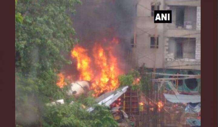 प्लेन के क्रैश होकर बिल्डिंग से टकराने के बाद जो धमाके जैसी आवाज़ हुई उससे इलाके में अफरा-तफरी का माहौल मच गया. फोटोः Twitter ANI