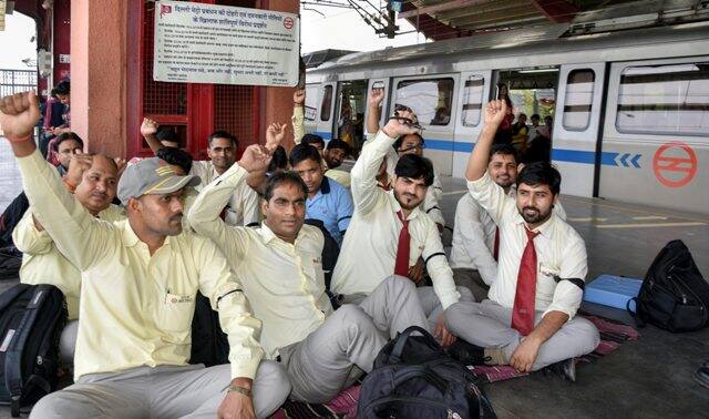 Delhi Metro services to halt due to DMRC staffers' strike on June 30 हड़ताल पर जा सकते हैं दो दिन से भूखे रहकर काम कर रहे ‘दिल्ली मेट्रो’ के कर्मचारी