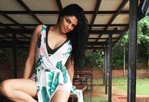 एक्ट्रेस कविता कौशिक कुछ इस अंदाज में उठा रही हैं बरसात का मजा