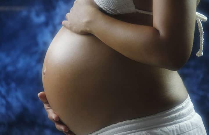 ऐसे में सवाल उठता है कि क्या प्रेग्नेंसी के दौरान पीरियड्स होना कॉमन है? इस पर गायनोक्लोजिस्ट बताती हैं कि ये संभव नहीं है कि आप प्रेग्नेंसी के दौरान मेन्स्ट्रुअल साइकिल से गुजरो.फोटोः गूगल फ्री इमेज