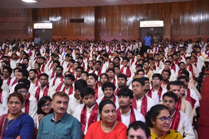 उन्होंने कहा कि आज यहां 6500 छात्र छात्राएं पढ़ाई कर रहे हैं. यहां से 35000 छात्रों ने इंजीनियरिंग की पढ़ाई पूरी कर देश का मान बढ़ाया है.