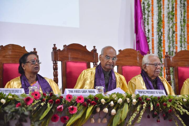 उन्होंने कहा कि अनुशासन से ही हम अपना लक्ष्य को पा सकते हैं. गौरतलब है कि देश में कानपुर आईआईटी का एक विशेष स्थान है. आईआईटी कानपुर ने 1960 में पाठ्यक्रम शुरू किया था. पहले बैच में 100 छात्र थे.