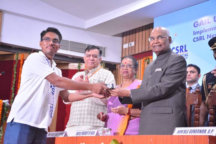 कार्यक़म में विद्यार्थियों को राष्ट्रपति ने उपाधियां प्रदान कीं. उन्होंने 5 टॉपर्स को भी सम्मानित किया. उन्होंने यहां आने को खुशी की बात बताया और कहा कि इतने होनहार युवाओं के बीच वे गौरव का अनुभव कर रहे हैं.